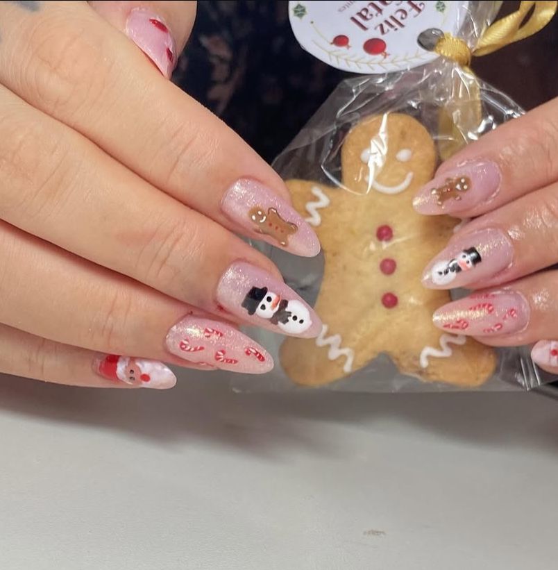 Mão de uma cliente mostrando suas unhas feitas em gel