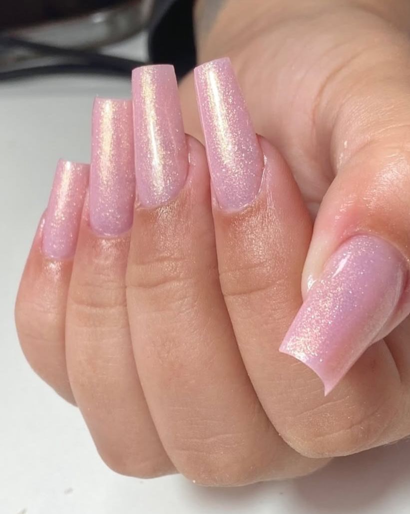 Mão de uma cliente mostrando suas unhas feitas em gel