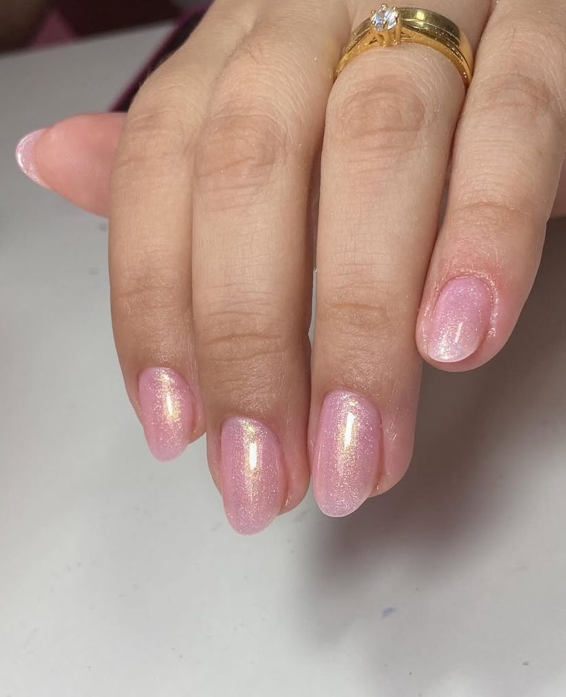 Mão de uma cliente mostrando suas unhas feitas em gel