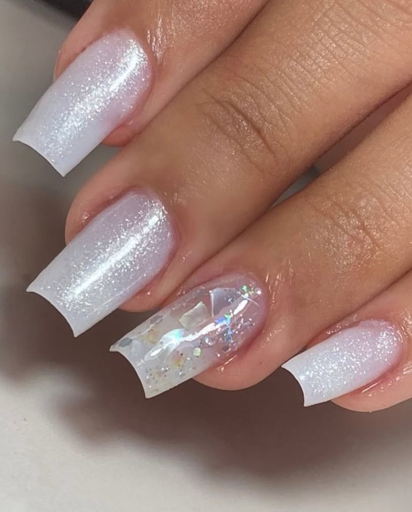 Mão de uma cliente mostrando suas unhas feitas em gel
